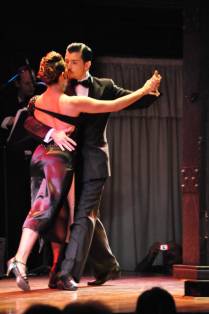 Dançarinos de tango em palco na noite de Buenos Aires, na Argentina